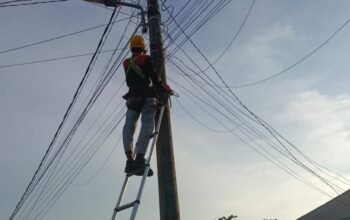 Wujudkan Layanan Prima, PLN Icon Plus Lakukan Pemeliharaan Jaringan Fiber Optik di Sungai Apit
