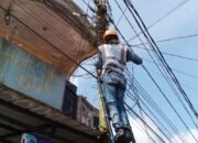 Akselerasi Penataan Jaringan, PLN Icon Plus Tertibkan Kabel FO di Jalan Khatib Sulaiman Padang Panjang