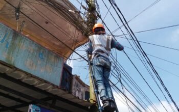 Akselerasi Penataan Jaringan, PLN Icon Plus Tertibkan Kabel FO di Jalan Khatib Sulaiman Padang Panjang