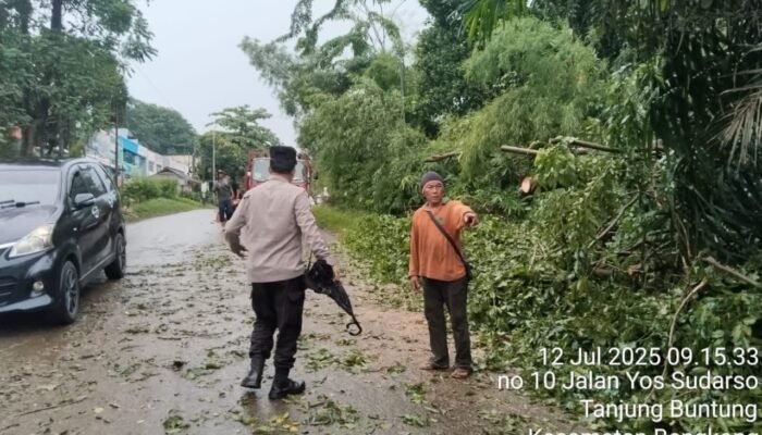 Respon Kilat Polisi Barelang Hadapi Cuaca Ekstrem, Warga: “Terima Kasih Pak Polisi!”