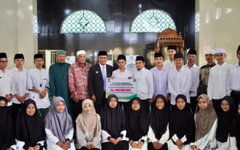 Bupati Jon Firman Pandu Lepas Mahasiswa ke Timur Tengah dan Serahkan Reward Umroh ASN Terbaik