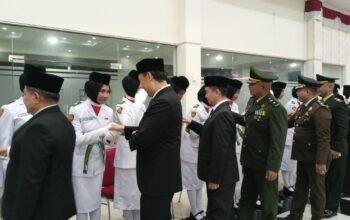 Ketua DPRD Agam Kukuhkan Paskibraka 2025, Pesankan Tugas Mulia Jaga Wibawa Merah Putih