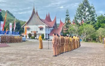 Teta Midra Pimpin Apel Pagi di Halaman Kantor Bupati Solok