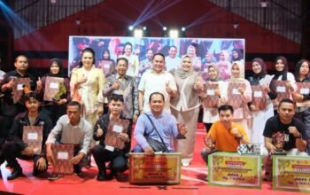 Meriah! Mura Vaganza 2025 Ditutup Bupati Heriyus, Ribuan Warga Padati Alun-Alun Puruk Cahu