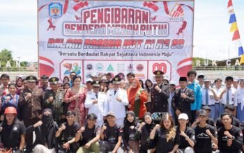 Bendera Raksasa 10×6 Meter Berkibar Megah di Jembatan Merdeka Puruk Cahu