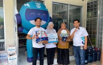 PLN Icon Plus Rayakan Hari Pelanggan Nasional dengan Memberikan Souvenir untuk Pelanggan ICONNET di Kota Padang
