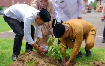 Bupati Solok Ikut Serta Tanam Bibit Pohon dalam Program “Catin Nampak”