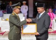 Bupati Solok Terima Penghargaan pada Peringatan HUT TNI ke-80