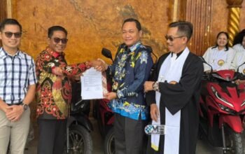 Wujud Kepedulian Pemerintah, Bupati Heriyus Salurkan Kendaraan Operasional untuk Majelis Sinode GKE