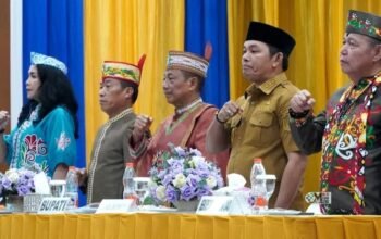 Perkuat Nilai Huma Betang, Bupati Heriyus Kukuhkan Tiga Damang Kepala Adat di Tiga Kedamangan