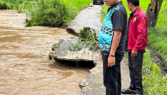 Wakil Ketua DPRD Henrizal Tinjau Kerusakan Jalan Lurah Dalam