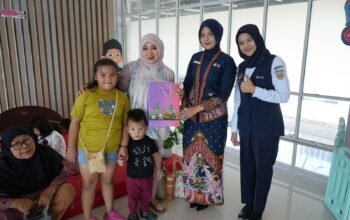 Sentuhan Kasih di Hari Ibu, KAI Divre II Sumbar Berbagi Apresiasi untuk Penumpang Perempuan