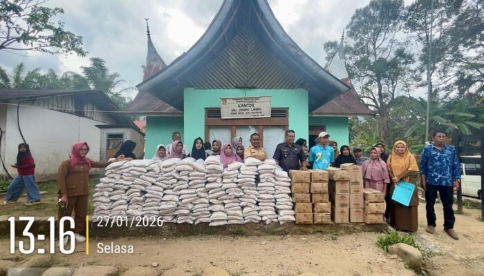Dinsos Agam Hadir untuk Warga Palembayan, Salurkan Bantuan Pascabencana