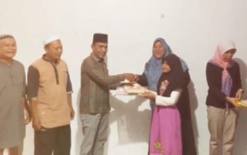 Legislator Siadi Keke Serahkan Bantuan untuk TPQ Masjid Baitul Amal Sapan