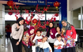 Libur Imlek 2577, KAI Divre II Sumbar Tebar Kebahagiaan bagi Pelanggan