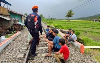 KAI Divre II Sumbar Imbau Masyarakat Tidak “Ngabuburit” di Jalur Kereta Api Demi Keselamatan Bersama