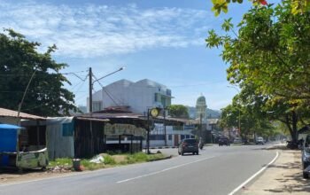 Adu Argumen dengan Juru Parkir Berujung Teror, Mobil Pengunjung Dilempari Batu di Pantai Padang