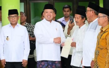 Serahkan 13 Sertipikat di Banten, Menteri ATR/Kepala BPN Ajak Organisasi Keagamaan “Keroyok” Percepatan Sertipikasi Tanah Wakaf