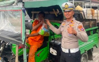 Sebanyak 25 Paket Sembako Dibagikan SatLantas Polres Sawahlunto Kepada Pengendara Yang Taat Aturan Berkendara