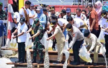 Agustiar Sabran Tebar 4.500 Benih Ikan di Danau Sanggu, Perkuat Ketahanan Pangan Barito Selatan