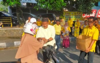 Momentum Ramadhan, DPD dan Fraksi Golkar Pasaman Berbagi Takjil