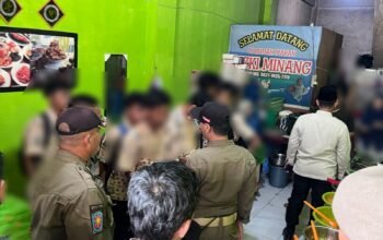 Satpol PP Pariaman Tertibkan Warung Kelambu yang Buka Siang Hari di Bulan Ramadan