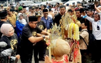 Disambut Adat dan Lautan Manusia, Rano Karno Kembali ke Tanah Leluhur Bonjol