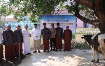 Menteri Nusron Serahkan Hewan Kurban ke Ponpes Attaqwa, Perkuat Kepedulian dan Kebersamaan