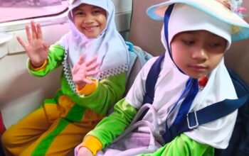 Guru dan Siswa SD Plus Lillah Apresiasi Edukasi Naik Kereta dari KAI Divre II Sumbar