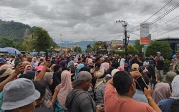 Ribuan Warga Tapteng Geruduk Kantor Bupati, Desak Kepastian Jadup dan Transparansi Data Bantuan