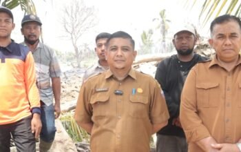 Bareng Personil Damkar, Plt BPBD Pijay Siaga dilokasi Kebakaran Material Banjir