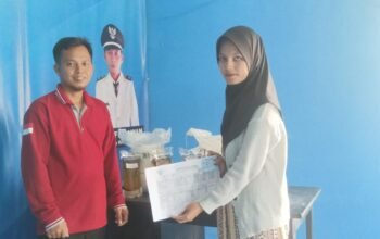 Pemdes Ringin Agung Salurkan Bantuan Pangan Bulog, 138 KPM Terima 20 Kg Beras dan 4 Liter Minyak Goreng