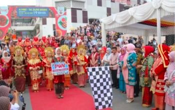 1.700 Perempuan Berbusana Minang Meriahkan 100 Tahun Jam Gadang