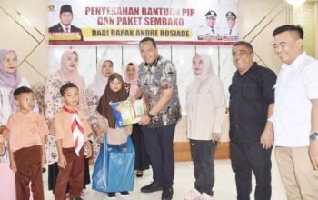 Perdana, 97 Siswa SD Dapat Bantuan PIP dan Paket Sembako dari Andre Rosiade