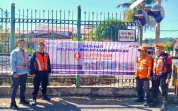 Cegah Kecelakaan di Perlintasan Kereta, KAI Divre II Sumbar Pasang Spanduk Imbauan Keselamatan