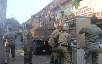 Satpol PP Tertibkan PKL di Pasar Raya Barat, Dukung Percepatan Revitalisasi Pasar Raya Padang