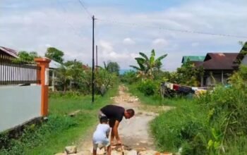 Kepedulian Tanpa Batas, Abdul Anasril Bantu Perbaikan Jalan di Parak Jambu