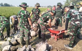 Dansatgas Tmmd 129 Kodim 0726/Sukoharjo Pimpin Langsung Pengerjaan Talud Di Desa Parangjoro