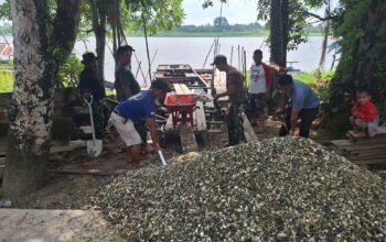 Sulitnya Medan, Satgas Tmmd Ke-129 Kodim 0313/Kpr Langsir Material Kerikil Lewat Jalur Air Ke Pangkalan Terap