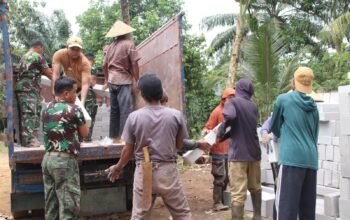 Sinergi TNI dan Warga Bergerak Cepat, Bongkar Muat Material Pembangunan TMMD Tanpa Jeda