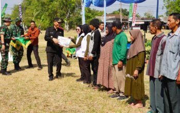 TMMD 129 Bojonegoro Bagikan 200 Paket Sembako untuk Warga Desa Kesongo