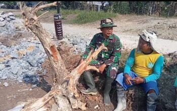 Di Sela Sela Istirahat Menjalin Silahturahmi Dngan Komsos Bersama Warga Di Tmmd Reg 129 Desa Parangjoro