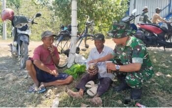 Prajurit TNI Berbagi Air Minum, Hangatkan Kebersamaan Bersama Warga di Tengah Teriknya Matahari