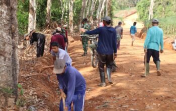 Semangat Gotong Royong Warnai TMMD Ke-129, Satgas dan Warga Bersihkan Bahu Jalan Baru Penghubung Dua Kecamatan