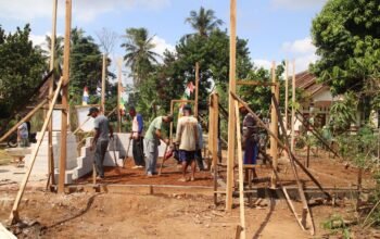 Semangat Kebersamaan, Satgas TMMD bersama Masyarakat Laksanakan Pemadatan Tanah Timbunan RTLH Milik Ibu Wagiyem