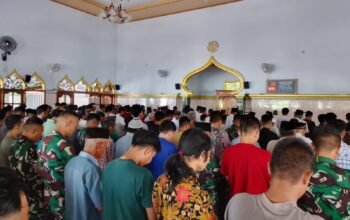 Satgas TMMD Ke-129 Kodim 0726/Skh Laksanakan Sholat Jum’at Bersama Warga di Masjid At Taqwa
