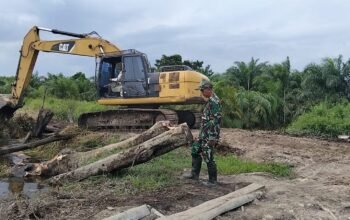 SASARAN FISIK TMMD KE-129 KODIM 0313/KPR, ALAT BERAT DIKEBUT UNTUK PENINGKATAN BADAN JALAN 2,5 KM X 5 METER