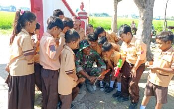 HUMANIS DAN PENUH CANDA KEAKRABAN ANGGOTA SATGAS TMMD KE-129 BERSAMA SISWA SD PARANGJORO 2