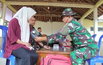 Anggota Satgas TMMD ke-129 Kodim 0412/LU Berikan Pengobatan dan Pengecekan Kesehatan bagi Anggota Satgas dan Warga