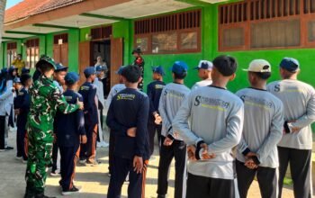 Satgas TMMD 129 Bojonegoro Tanamkan Disiplin, Cinta Tanah Air Melalui Pelatihan PBB Siswa SMP Satu Atap Kesongo